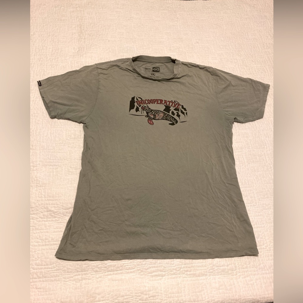 iNi COOPERATIVE 100% Organic Cotton Men’s grey graphic T-Shirt.